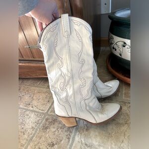 Vintage ACME Cream Leather Stitched Western boots women’s 7.5